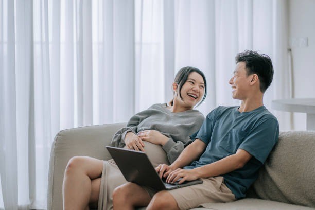 mood swing saat hamil, perubahan emosi ibu hamil, cara mengatasi mood swing, ibu muda dan kehamilan, kesehatan mental ibu hamil, hormon kehamilan dan suasana hati, tips emosi stabil saat hamil